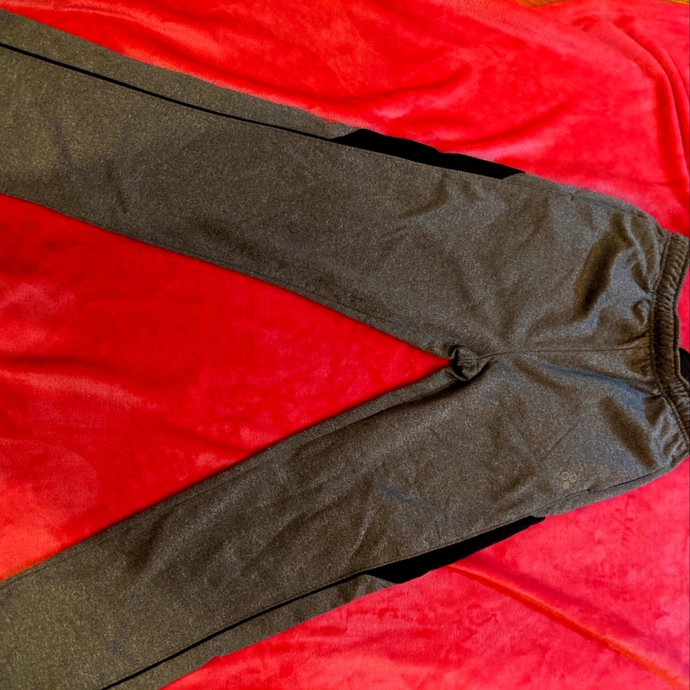 ✨Must Sell or Donating ✨ Tek Gear WarmTek Boys X-LG Jogger Pants